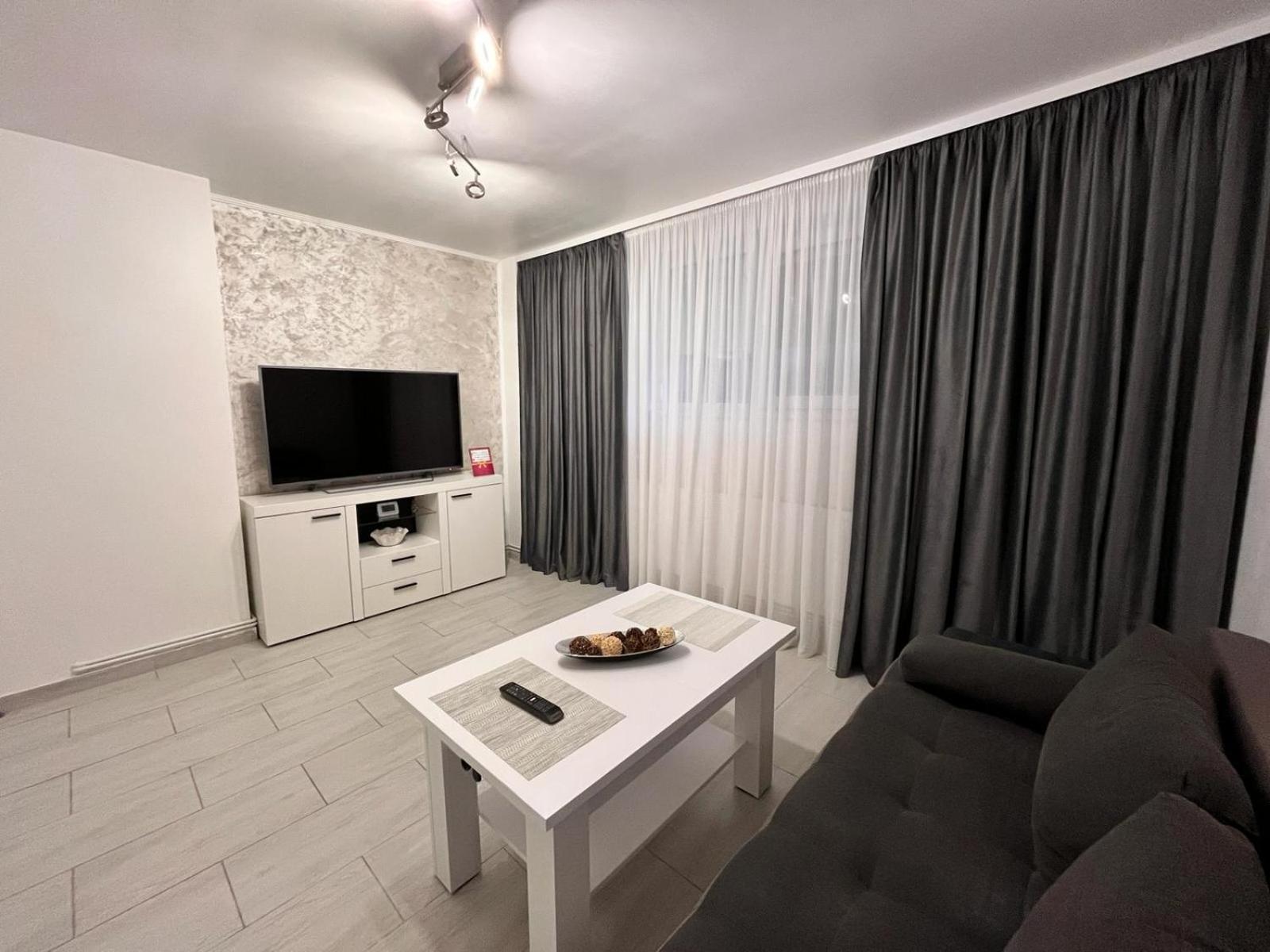 White & Silver Luxury Apartament Κραϊόβα Εξωτερικό φωτογραφία